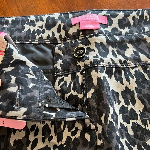 Isaac Mizrahi Leopard Print Tailored Shorts Size 6 Casual Animal Print - Picture 11 of 11